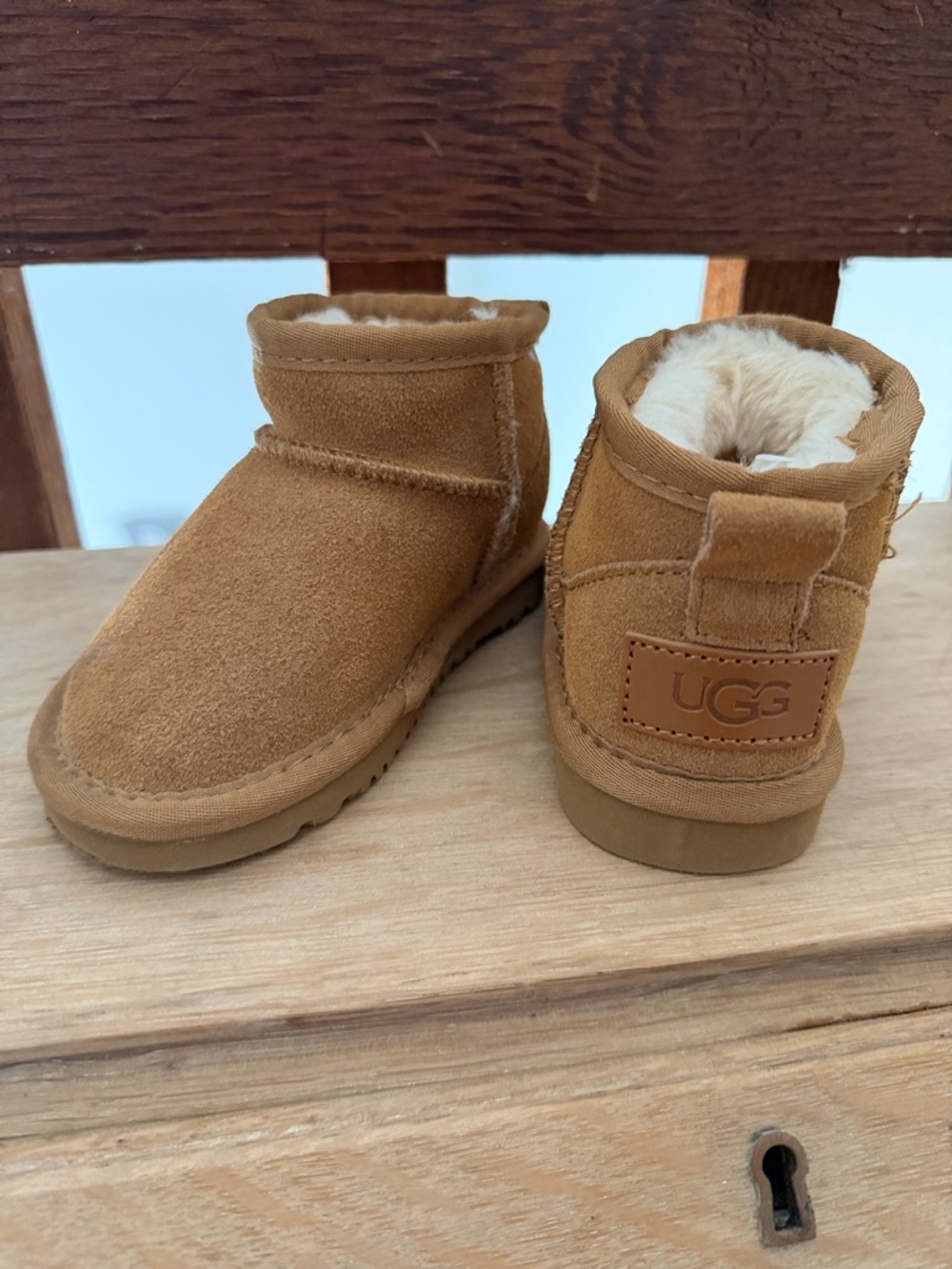 UGG Kids Chestnut Short Shearling Boot - Tan Suede